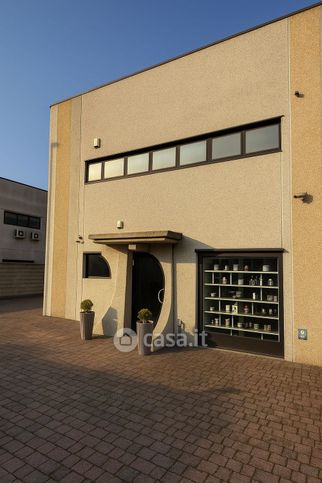 Capannone in commerciale in Via Rosolino Ferrari 6