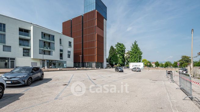 Ufficio in commerciale in Viale Francesco Bassani 28