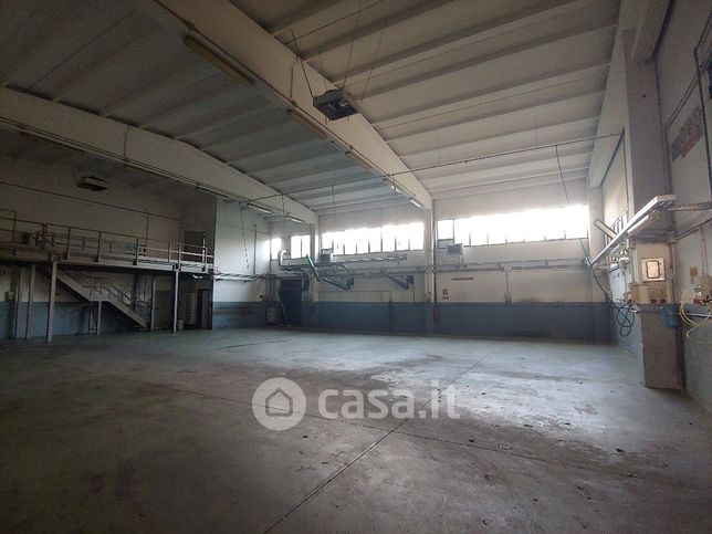 Capannone in commerciale in 