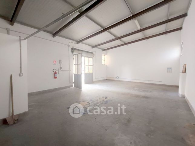 Capannone in commerciale in Via Emanuele Gianturco 44
