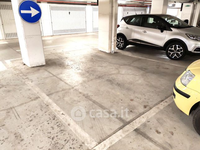 Box/posto auto in residenziale in Via della Tesa 46