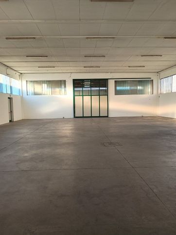 Capannone in commerciale in Via John Fitzgerald Kennedy