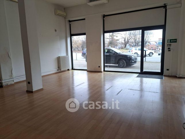 Attivitã /licenza (con o senza mura) in commerciale in Via Vittorio Veneto