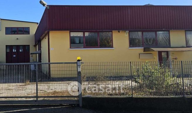 Capannone in commerciale in Via delle Industrie