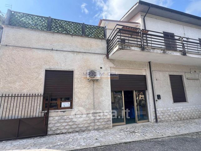Capannone in commerciale in 