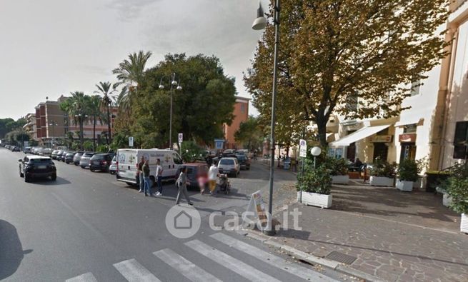 Negozio/locale commerciale in commerciale in Viale della Vittoria