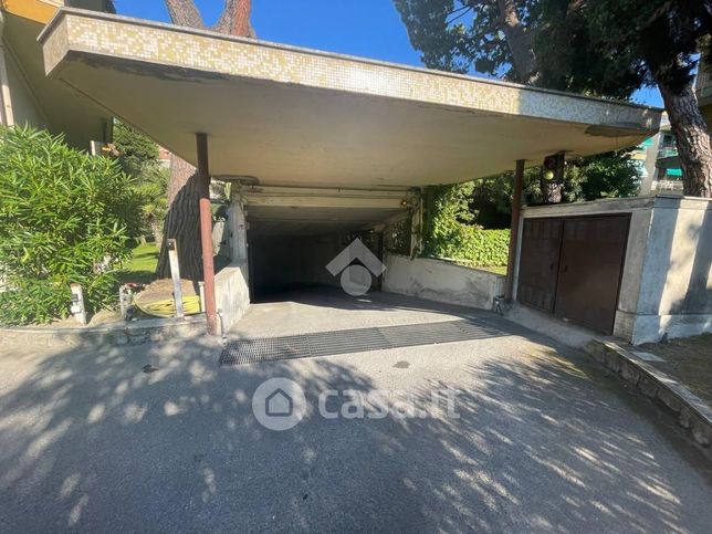 Box/posto auto in residenziale in Via Giulio Cesare 34