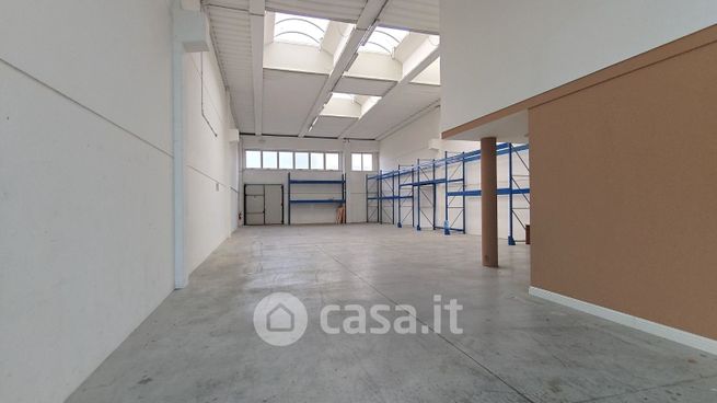 Capannone in commerciale in 