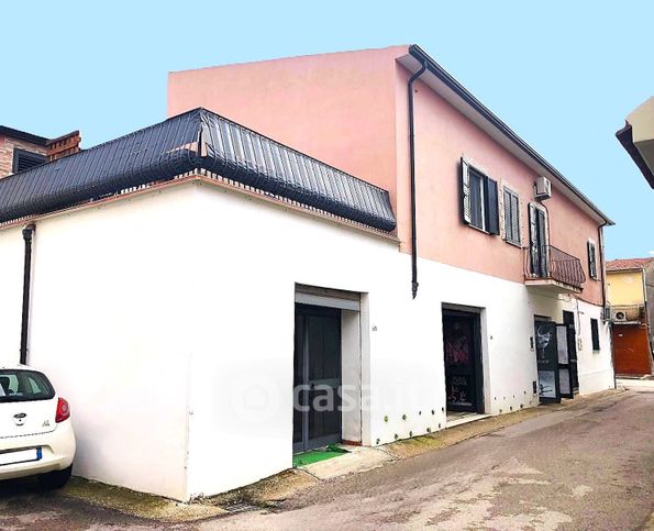 Attività/licenza (con o senza mura) in commerciale in Via Ugo Foscolo