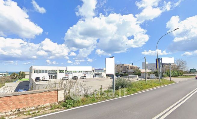 Capannone in commerciale in Viale Aldo Moro 30