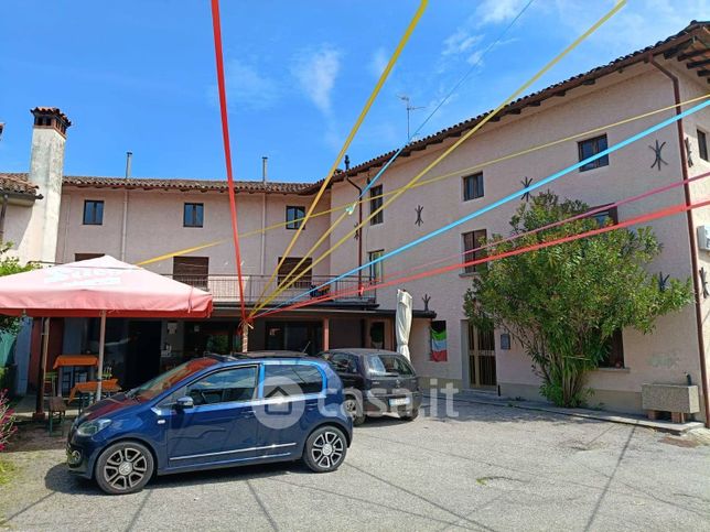 Attivitã /licenza (con o senza mura) in commerciale in Via IV Novembre 34