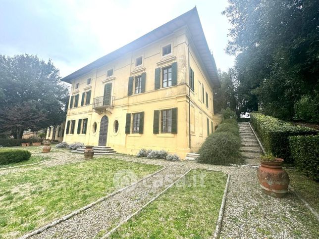 Villa in residenziale in Via Cassia Nord 81