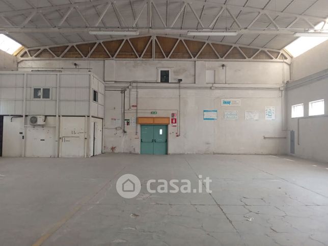 Capannone in commerciale in Via dell'Industria