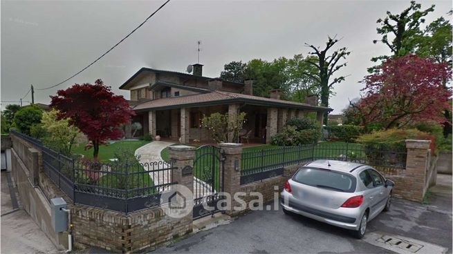 Casa bi/trifamiliare in residenziale in Via Enrico Fermi 8 A