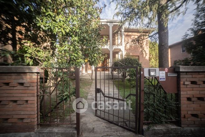 Villa in residenziale in Via Francesco Petrarca