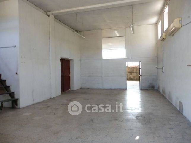 Capannone in commerciale in 