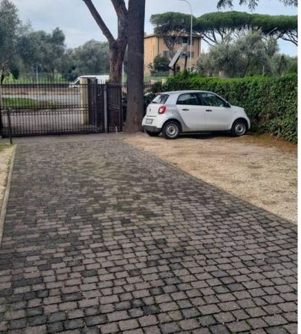 Garage/posto auto in residenziale in Via Appia Nuova