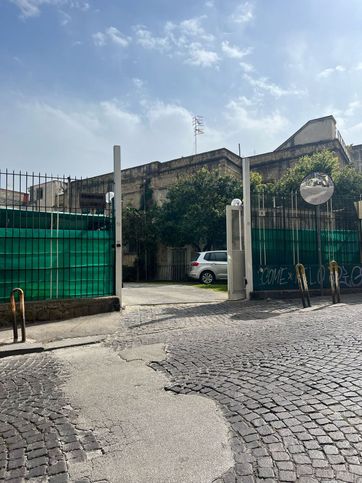 Box/posto auto in residenziale in Via Giacinto Gigante 3