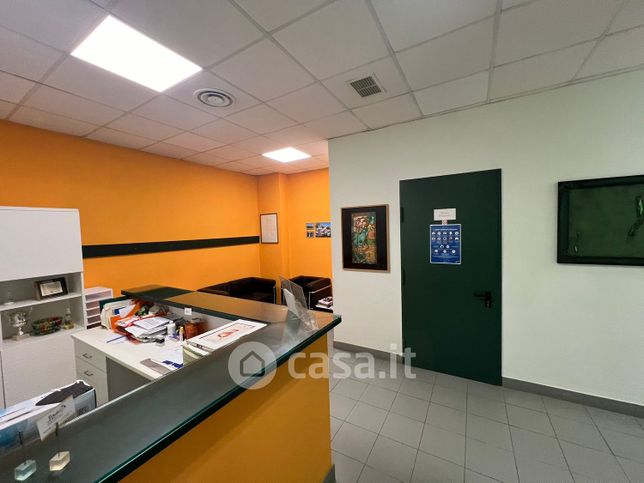 Negozio/locale commerciale in commerciale in Via Praderio