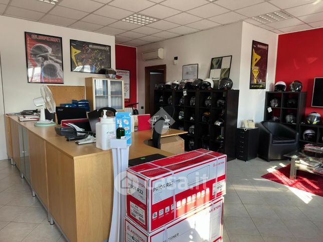 Ufficio in commerciale in Via del Guado 57