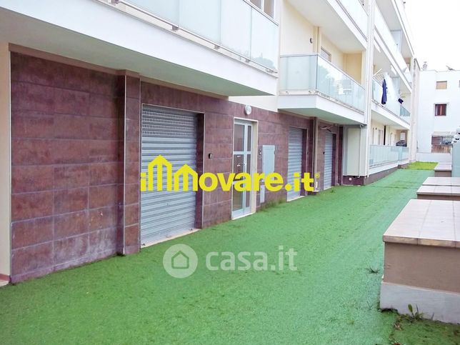 Negozio/locale commerciale in commerciale in Via San Pietro 5