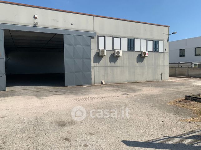 Capannone in commerciale in Via Cancelliera 27