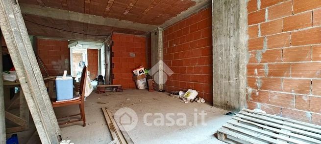 Box/posto auto in residenziale in Via Genova 8