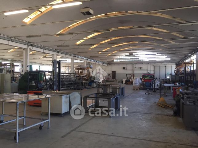 Capannone in commerciale in Via G. Puccini 14