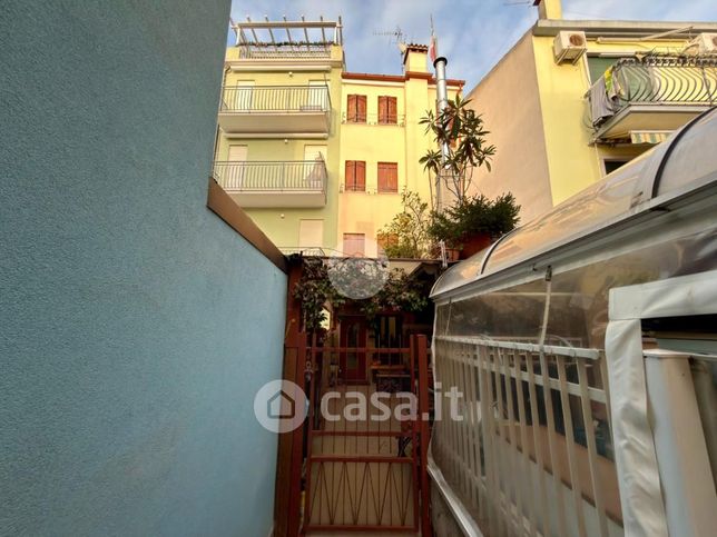 Casa indipendente in residenziale in Calle Dei Carabinieri 359