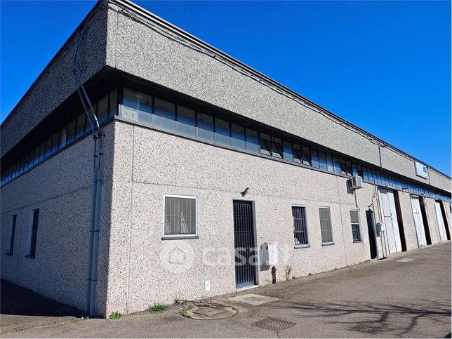 Capannone in commerciale in 