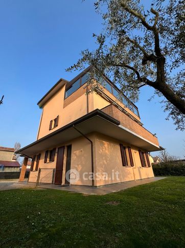 Villa in residenziale in Via Lughese