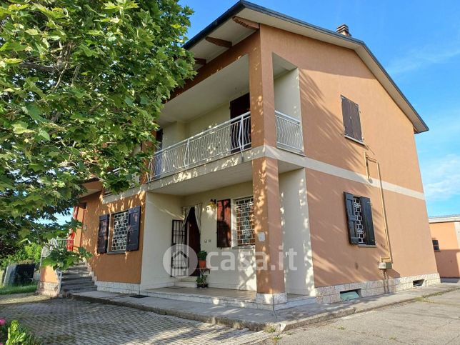 Casa indipendente in residenziale in 