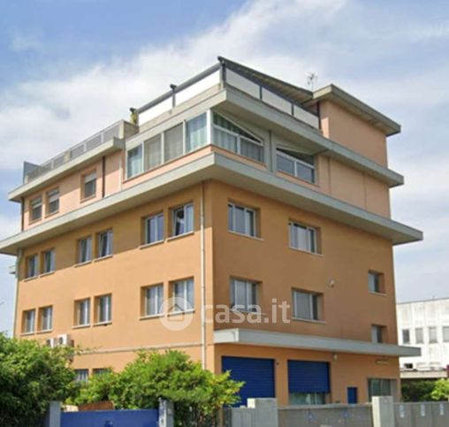 Ufficio in commerciale in Via Alipio Cappelletto