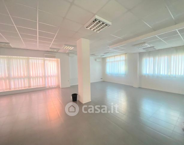 Ufficio in commerciale in 