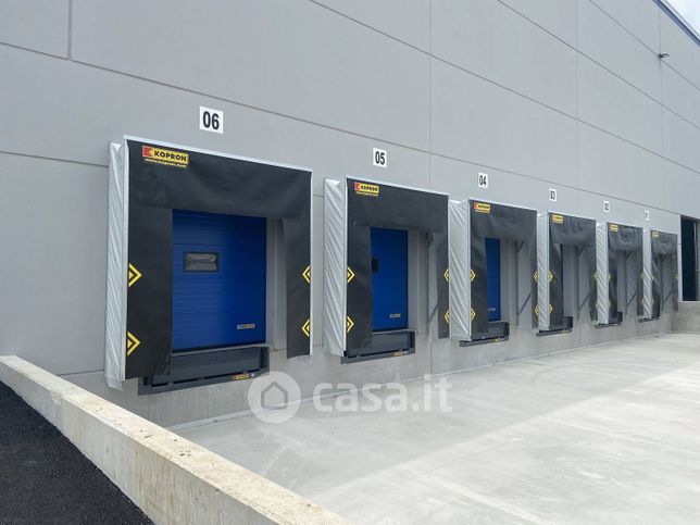 Capannone in commerciale in Piazza Italia 2