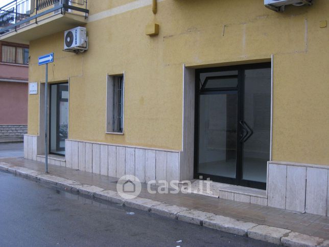 Negozio/locale commerciale in commerciale in Via Santa Costanza