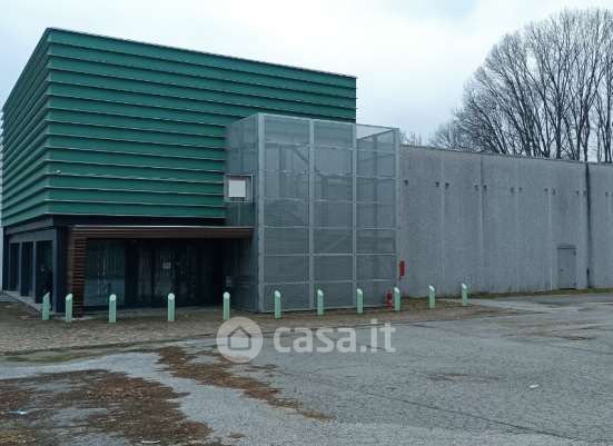 Capannone in commerciale in Via Como