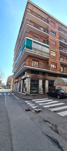 Attivitã /licenza (con o senza mura) in commerciale in Via Po 24 /B