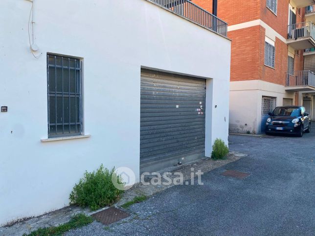 Box/posto auto in residenziale in Viale della Repubblica 184