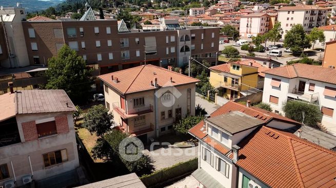 Casa indipendente in residenziale in Via Cesare Battisti 8