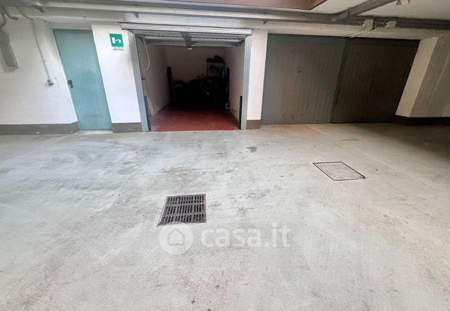 Box/posto auto in residenziale in Via dello Sport 16