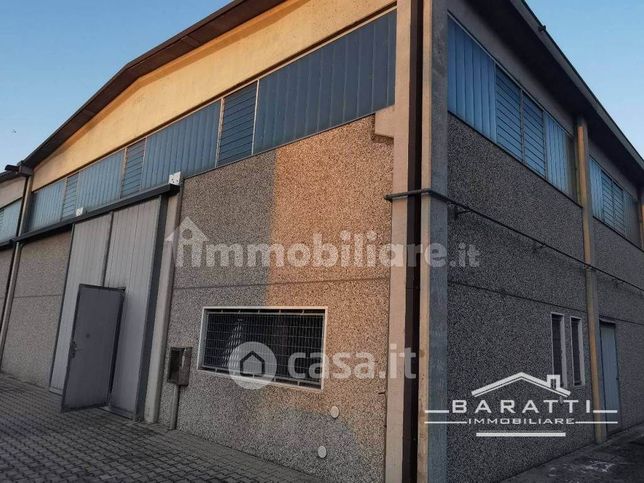 Capannone in commerciale in 