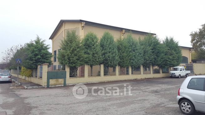 Capannone in commerciale in Via degli Ontani