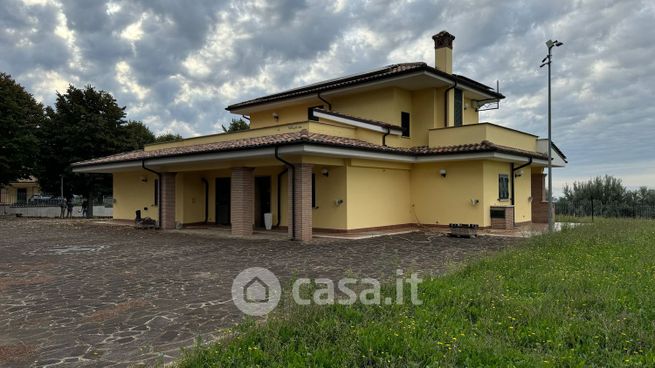 Villa in residenziale in Via Appia Vecchia 77