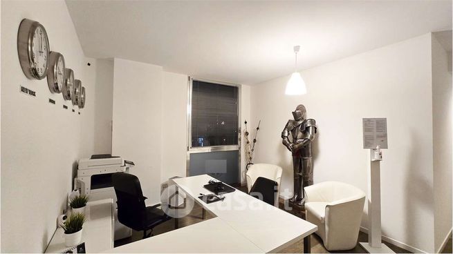 Ufficio in commerciale in Via Giacomo Quarenghi 32