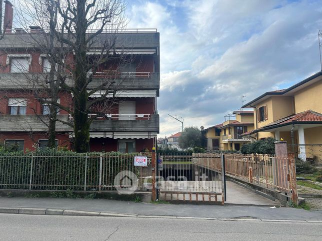 Garage/posto auto in residenziale in Via Luigi Cadorna 30