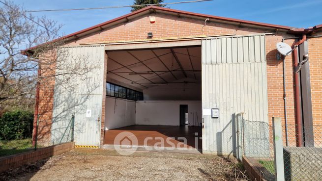 Capannone in commerciale in Via Adamo Mancini 8