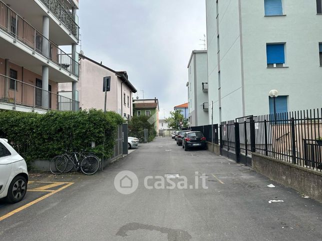 Box/posto auto in residenziale in Via Capri 11