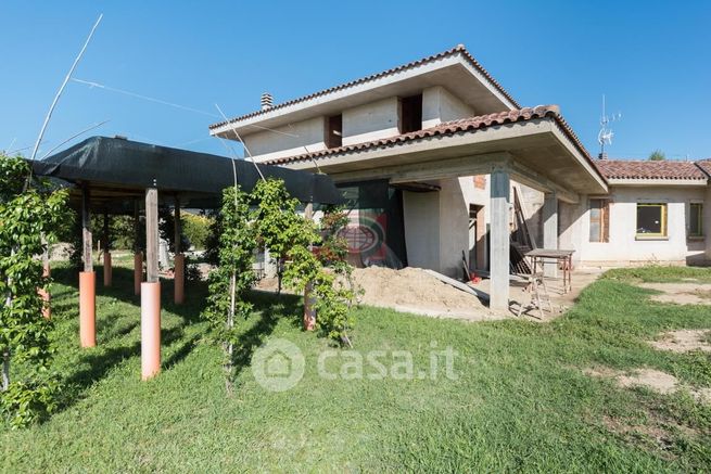 Casa bi/trifamiliare in residenziale in 