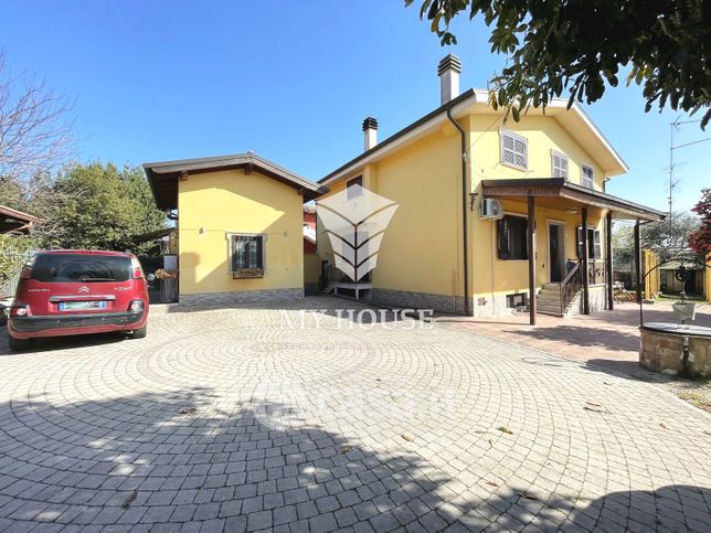 Casa bi/trifamiliare in residenziale in Via Agliano 12